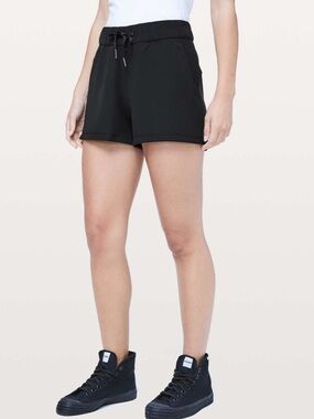 Lululemon On The Fly Short *Woven *2.5"
Black size 6